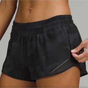 Lululemon Hotty Hot Low Rise Lined Short 2.5” - Size 4 - Black Camo